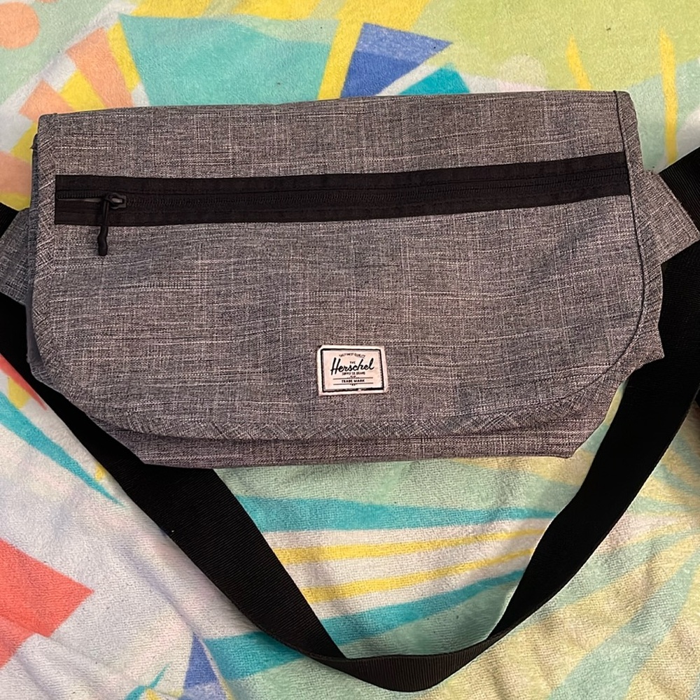 Herschel mid volume grade messenger bag gray/black